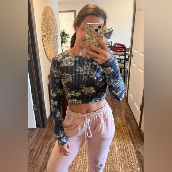 Urban Outfitters Tops - [B3] Urban Outfitters Crop Floral Long Sleeve Top